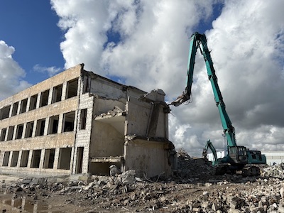 Seehafen Rückbau Hafenhaus mit Greifer
